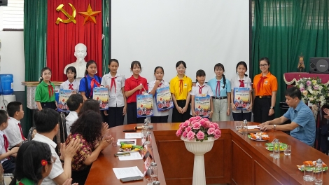 Cảnh sát biển Việt Nam trao yêu thương, tiếp sức trẻ em khó khăn