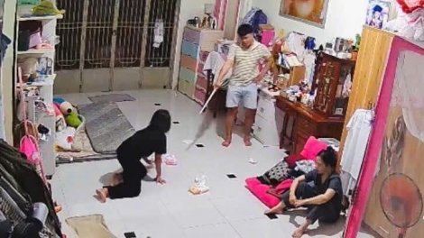 Vụ bạo hành con gái riêng của nhân tình: Khởi tố “cha dượng” về tội hành hạ người khác