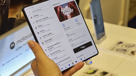 Motorola ra mắt dòng điện thoại razr fold tại Việt Nam