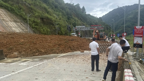 Sạt lở 2.000m³ đất đá ở trạm thu phí BOT cầu Móng Sến, Lào Cai