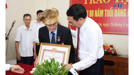 Đại tướng Phan Văn Giang trao Huy hiệu 80 năm tuổi Đảng cho đảng viên lão thành tỉnh Thái Nguyên