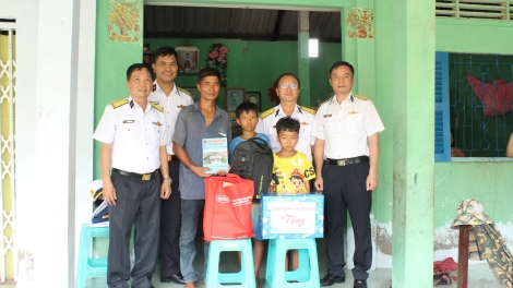 Vùng 2 Hải quân tiếp sức con ngư dân trước thềm năm học mới