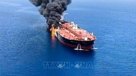 Thêm tàu dầu bị tấn công tại eo biển Hormuz