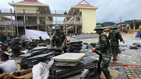 Người lính tham gia xây trường học nơi biên giới Quảng Ngãi