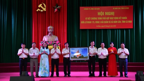 Lữ đoàn 175 và xã Năm Căn chung sức xây dựng thế trận lòng dân trên biển