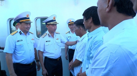 Tàu 905 Vùng 4 Hải quân đưa 33 ngư dân gặp nạn trên biển về đất liền an toàn