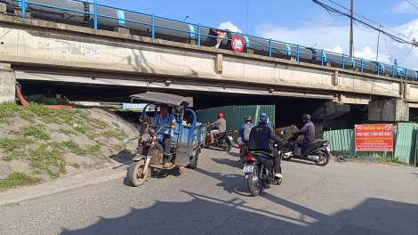 Công trình bờ kè dang dở, người dân khổ vì kẹt xe dưới chân cầu Bình Thuận