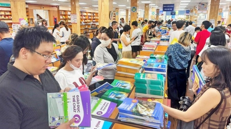 Vì sao thiếu sách giáo khoa? 