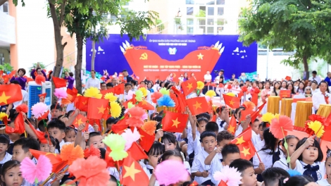 Hà Nội rộn ràng ngày khai trường