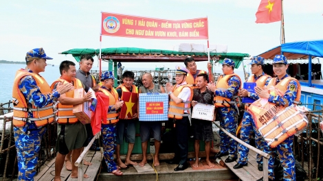 Vùng 1 Hải quân: Đồng hành cùng ngư dân vươn khơi bám biển, chống khai thác IUU