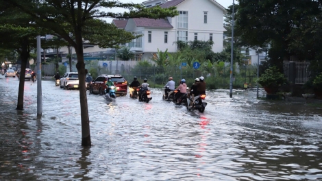 Triều cường đạt đỉnh đúng giờ tan tầm, người dân TP.HCM bì bõm lội nước về nhà