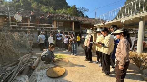 Đưa khách về làng, đưa hàng lên không gian số