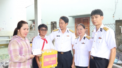 Lữ đoàn 171 mang Trung thu ấm áp đến con ngư dân được nhận đỡ đầu