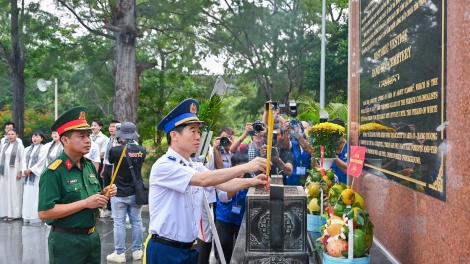 Tri ân các anh hùng liệt sĩ, chăm lo quân dân nơi tiền tiêu Côn Đảo