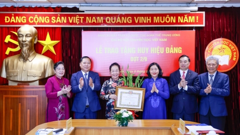 Chủ tịch Bùi Thị Minh Hoài trao tặng Huy hiệu 45 năm tuổi Đảng cho GS.TS Nguyễn Thị Doan