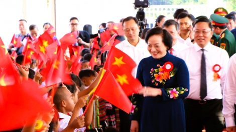 Phó Thủ tướng Phạm Thị Thanh Trà dự Khai giảng tại Trường liên cấp A Lưới 3, TP Huế