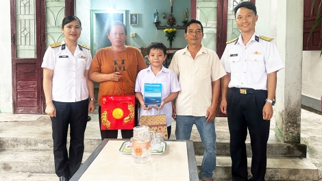 Lữ đoàn 162 mang Trung thu đến con ngư dân được nhận đỡ đầu