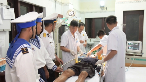 Quân y Trường Sa cấp cứu ngư dân chấn thương sọ não nặng