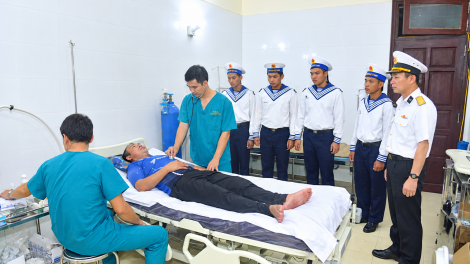 Bệnh xá Sơn Ca kịp thời cứu ngư dân bị áp-xe vùng mặt