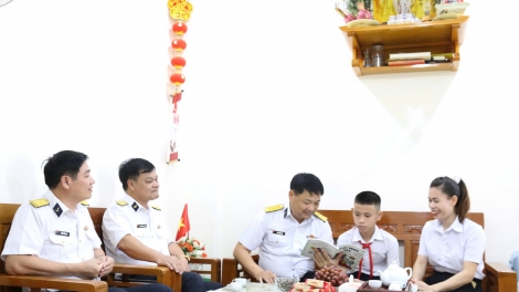 Vùng 4 Hải quân tiếp sức con quân nhân trước thềm năm học mới