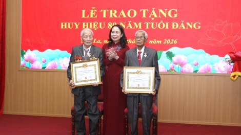 Phó Chủ tịch nước Võ Thị Ánh Xuân trao Huy hiệu 80 năm tuổi Đảng tại Sơn La