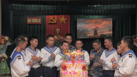 Thắm tình đồng đội trong đêm sinh nhật giữa Trường Sa