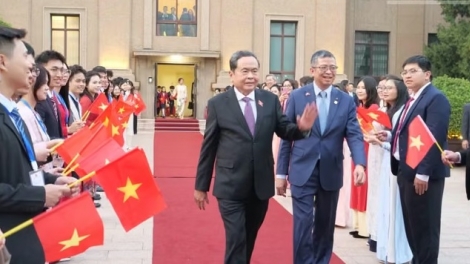 Chủ tịch Quốc hội gặp gỡ cán bộ, nhân viên Đại sứ quán và cộng đồng người Việt Nam tại Trung Quốc