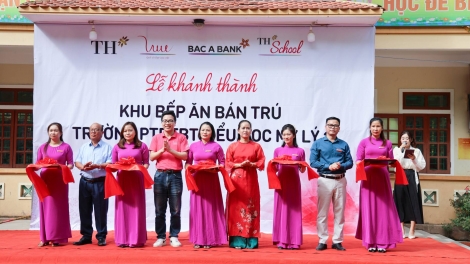 Quỹ Vì tầm vóc Việt chăm sóc cho trẻ em miền núi Nghệ An