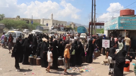 Người dân thành phố Taiz, Yemen chật vật xếp hàng dài chờ mua khí đốt