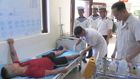 Đảo Trường Sa cấp cứu ngư dân bị viêm da nhiễm khuẩn lan rộng