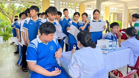 Đà Nẵng tổ chức khám sức khỏe cho hơn 5.000 học sinh, giáo viên vùng biên giới