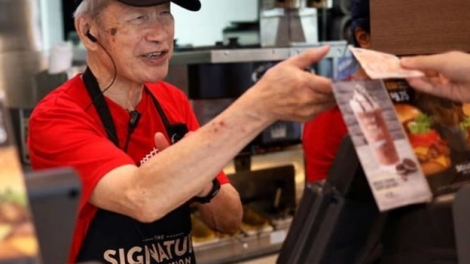 Singapore nâng tuổi nghỉ hưu lên 65 từ năm 2029, tạo việc làm linh hoạt cho lao động lớn tuổi