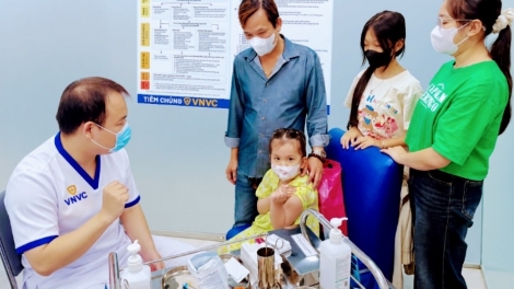 Sau ca tử vong do não mô cầu, nhiều gia đình đưa trẻ đến VNVC tiêm phòng