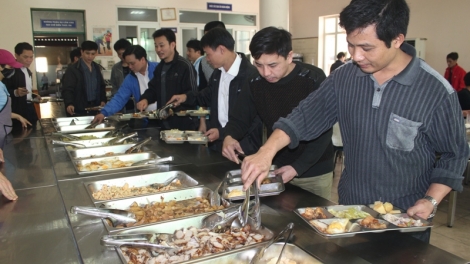 Nếu doanh nghiệp không đảm bảo giá trị bữa ăn cho người lao động là 15.000 đồng/suất thì Công đoàn cơ sở có thể tổ chức đình công (Thời sự đêm 29/12/2015)