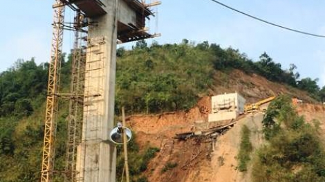 4 người tử vong trong vụ tai nạn lao động nghiêm trọng do sập giàn giáo trong lúc thi công cầu tại xã Trung Sơn, huyện Quan Hóa- tỉnh Thanh Hóa (Thời sự chiều 10/1/2016)