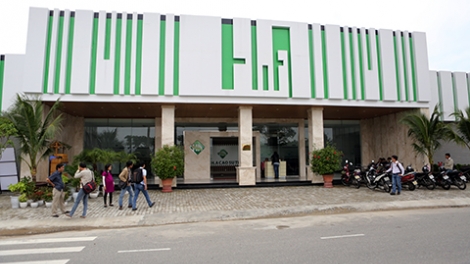 Đà Nẵng xử phạt 2 showroom chỉ đón khách là người nước ngoài (Thời sự chiều 24/12/2015)