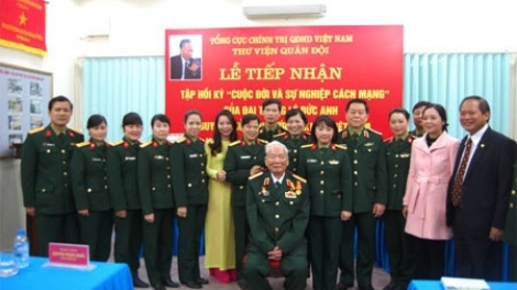 Tổng cục Chính trị Quân đội nhân dân Việt Nam tiếp nhận hồi ký “Cuộc đời và sự nghiệp cách mạng” của Đại tướng Lê Đức Anh trao tặng (Thời sự chiều 15/12/2015)