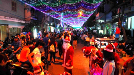 Không khí Giáng sinh rộn ràng tại nhiều địa phương trong cả nước và trên thế giới (24/12/2015)