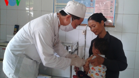 Việt Nam đã có ít nhất 90% trẻ em được tiêm đầy đủ 6 loại vaccine, giảm tỷ lệ tử vong trẻ em dưới 5 tuổi. (Thời sự trưa 21/12/2015)