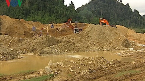 Doanh nghiệp khai thác khoáng sản gây ô nhiễm nghiêm trọng nguồn nước sông A Vương, đoạn chảy qua địa bàn huyện Tây Giang, Quảng Nam (Thời sự trưa 27/12/2015)