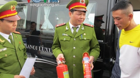Sẽ xử phạt chủ phương tiện nếu không trang bị phương tiện phòng cháy, chữa cháy trong ô tô (08/01/2016)