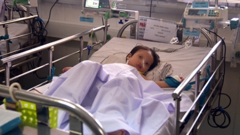 Lần đầu tiên Bệnh viện Nhi đồng 1 phẫu thuật nội soi thành công khối bướu gan ở trẻ em (Thời sự đêm 10/12/2015)