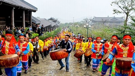 Hôm nay, mùng 2 Tết Bính Thân, lượng du khách đến các điểm tham quan, du lịch tăng đột biến (Thời sự trưa 9/2/2016)