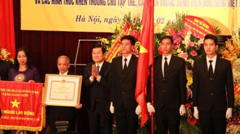Chủ tịch nước Trương Tấn Sang dự Lễ kỷ niệm 61 năm ngày thầy thuốc Việt Nam và đón nhận danh hiệu Anh hùng lao động của Trung tâm Gây mê và hồi sức ngoại khoa, Bệnh viện Hữu nghị Việt Đức – Hà Nội (Thời sự chiều 26/2/2016)