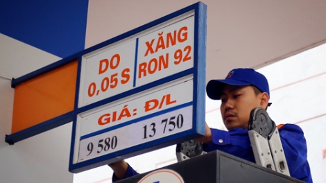 Với mức giảm 961 đồng một lít xăng, giá bán lẻ xăng dầu đang ở mức thấp nhất trong 7 năm qua (Thời sự trưa 19/2/2016)