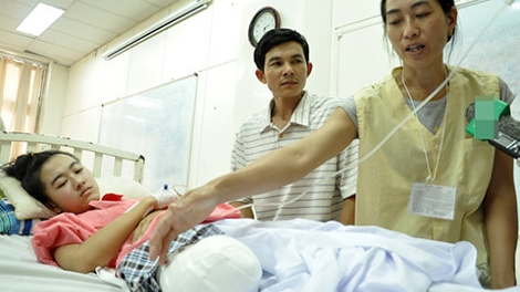 Sở Y tế tỉnh Đắk Lắk đình chỉ công tác 4 cán bộ Khoa Ngoại Bệnh viện đa khoa huyện Chư Quynh để điều tra làm rõ nguyên nhân vụ nữ sinh lớp 10 bị cưa chân (Thời sự đêm 16/3/2016)