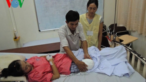Sở Y tế Đắc Lắc xin lỗi bệnh nhân Lê Thị Hà Vi và gia đình vì sự sai sót nghiệp vụ dẫn đến việc em Vi bị cưa chân (Thời sự trưa 18/3/2016)