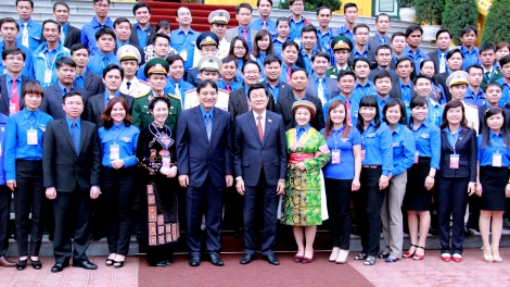 Chủ tịch nước Trương Tấn Sang gặp mặt thân mật Đoàn đại biểu cán bộ đoàn và đoàn viên xuất sắc toàn quốc được trao giải thưởng Lý Tự Trọng năm 2016 (Thời sự trưa 25/3/2016)