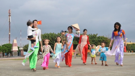Luật Biển Việt Nam được Quốc hội thông qua vào tháng 6/2012, trong đó khẳng định chủ quyền đối với 2 quần đảo Hoàng Sa và Trường Sa đã được giới thiệu tới 166 quốc gia và nhận được sự ủng hộ mạnh mẽ của bạn bè quốc tế. (Thời sự chiều 11/3/2016)