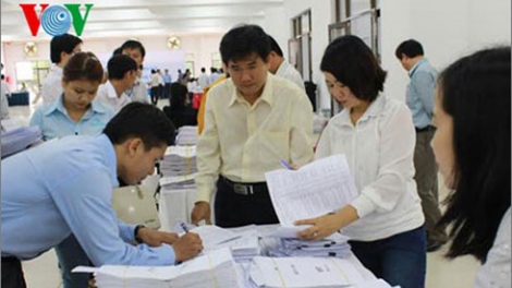 Theo khảo sát, năm nay nhiều địa phương lựa chọn phương án tổ chức 2 cụm thi: Một cụm xét tốt nghiệp và một cụm vừa xét tốt nghiệp vừa xét tuyển đại học, cao đẳng (Thời sự trưa 5/3/2016)